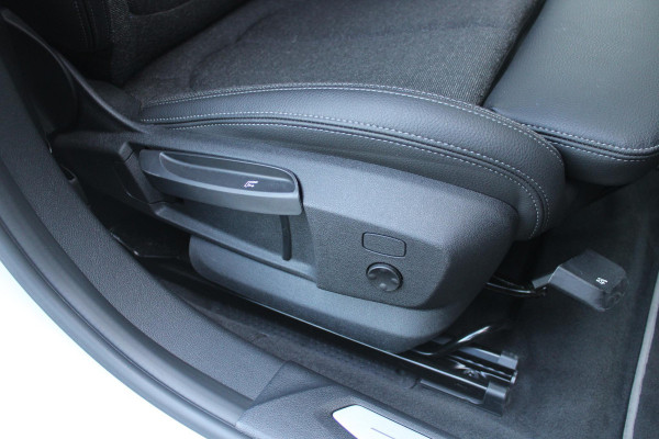BMW 1-serie 116i AUTOMAAT HIGH EXECUTIVE | DRAADLOZE APPLE CARPLAY/ANDROID AUTO | NAVIGATIE | PARKEERSENSOREN VOOR + ACHTER | SHADOW LINE | STOEL VERWARMING | CRUISE CONTROL | DAB+ RADIO | 17" LICHTMETALEN VELGEN | DRAADLOZE TELEFOONLADER |