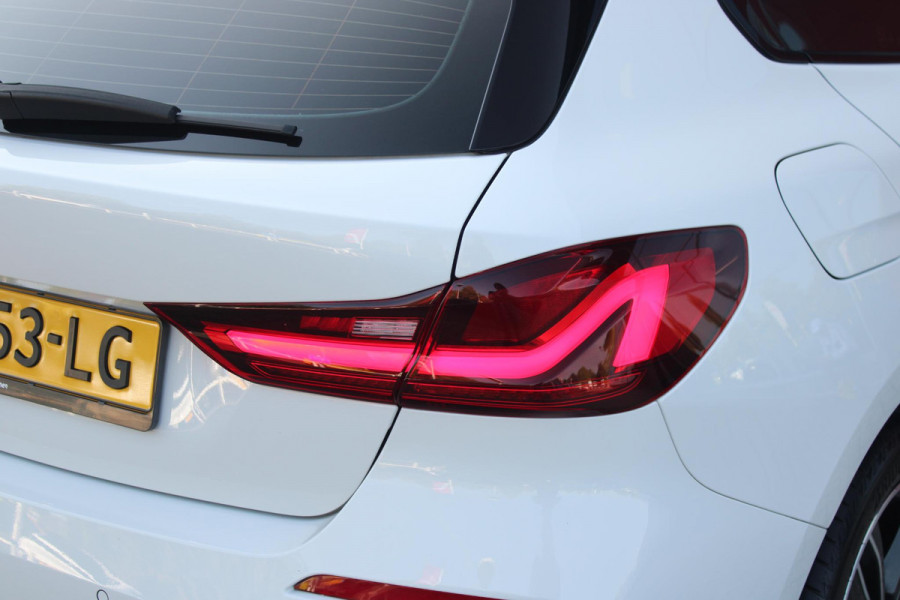 BMW 1-serie 116i AUTOMAAT HIGH EXECUTIVE | DRAADLOZE APPLE CARPLAY/ANDROID AUTO | NAVIGATIE | PARKEERSENSOREN VOOR + ACHTER | SHADOW LINE | STOEL VERWARMING | CRUISE CONTROL | DAB+ RADIO | 17" LICHTMETALEN VELGEN | DRAADLOZE TELEFOONLADER |
