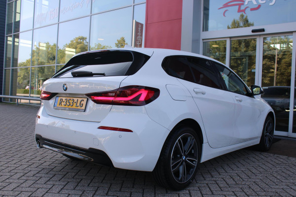 BMW 1-serie 116i AUTOMAAT HIGH EXECUTIVE | DRAADLOZE APPLE CARPLAY/ANDROID AUTO | NAVIGATIE | PARKEERSENSOREN VOOR + ACHTER | SHADOW LINE | STOEL VERWARMING | CRUISE CONTROL | DAB+ RADIO | 17" LICHTMETALEN VELGEN | DRAADLOZE TELEFOONLADER |