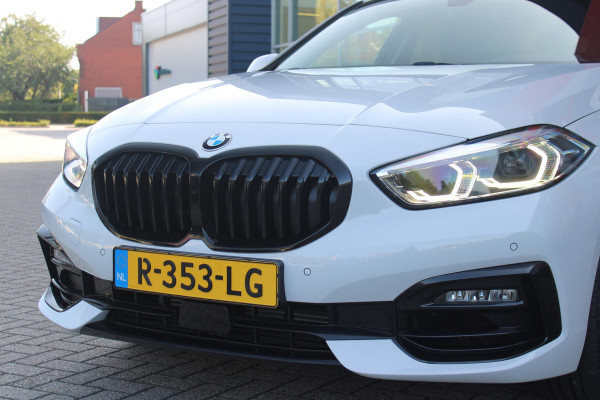BMW 1-serie 116i AUTOMAAT HIGH EXECUTIVE | DRAADLOZE APPLE CARPLAY/ANDROID AUTO | NAVIGATIE | PARKEERSENSOREN VOOR + ACHTER | SHADOW LINE | STOEL VERWARMING | CRUISE CONTROL | DAB+ RADIO | 17" LICHTMETALEN VELGEN | DRAADLOZE TELEFOONLADER |