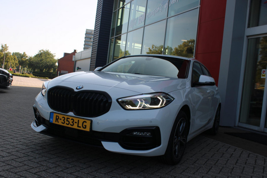 BMW 1-serie 116i AUTOMAAT HIGH EXECUTIVE | DRAADLOZE APPLE CARPLAY/ANDROID AUTO | NAVIGATIE | PARKEERSENSOREN VOOR + ACHTER | SHADOW LINE | STOEL VERWARMING | CRUISE CONTROL | DAB+ RADIO | 17" LICHTMETALEN VELGEN | DRAADLOZE TELEFOONLADER |
