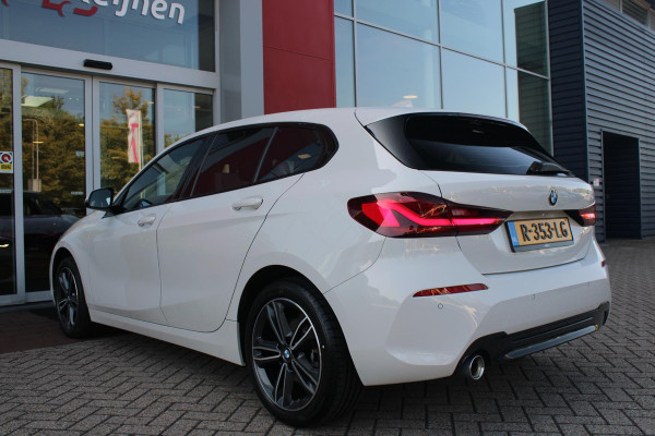 BMW 1-serie 116i AUTOMAAT HIGH EXECUTIVE | DRAADLOZE APPLE CARPLAY/ANDROID AUTO | NAVIGATIE | PARKEERSENSOREN VOOR + ACHTER | SHADOW LINE | STOEL VERWARMING | CRUISE CONTROL | DAB+ RADIO | 17" LICHTMETALEN VELGEN | DRAADLOZE TELEFOONLADER |