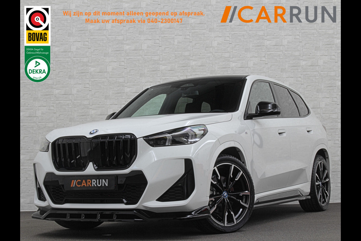 BMW iX1 30 313pk X-Drive M-Sport Performance | Adaptief Led | Sportstoelen | Keyless | Adaptieve Cruise en Struurwielverw. voorbereid | Antraciet Hemel | Carplay | Sfeerverlichting | 1200kg Trekgewicht | Camera | Bovag Garantie.
