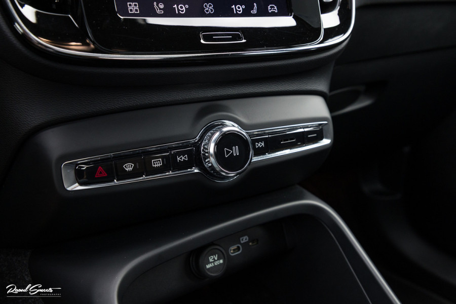 Volvo XC40 Recharge Twin Ultimate 78 kWh | Zwenkbare trekhaak | Panorama dak | Adaptieve cruise | Blis | Memory | Harman Kardon |