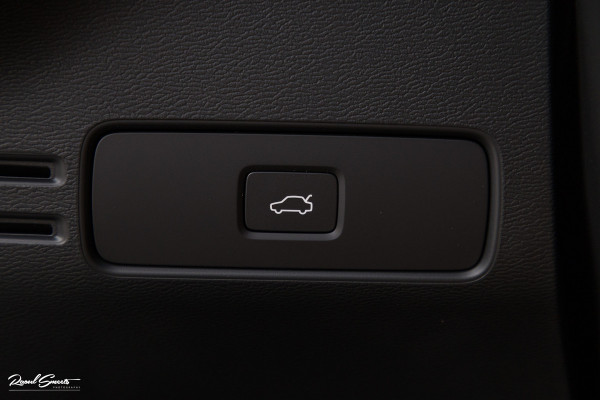 Volvo XC40 Recharge Twin Ultimate 78 kWh | Zwenkbare trekhaak | Panorama dak | Adaptieve cruise | Blis | Memory | Harman Kardon |
