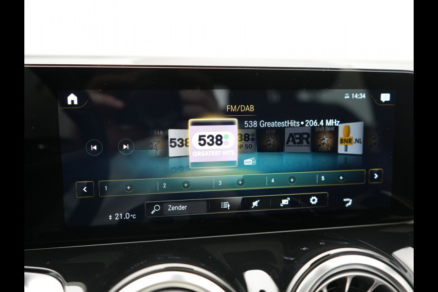 Mercedes-Benz EQB 350 4MATIC AMG Line 70 kWh 293pk Dealer O.H | Panodak | Camera | Alcantara Sportstoelen Verwarmd | Cruise Control | Apple Carplay | Virtual | Navigatie | DAB | 18"L.M |