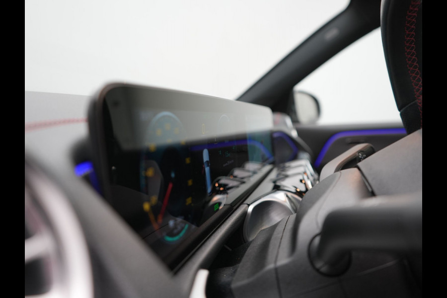 Mercedes-Benz EQB 350 4MATIC AMG Line 70 kWh 293pk Dealer O.H | Panodak | Camera | Alcantara Sportstoelen Verwarmd | Cruise Control | Apple Carplay | Virtual | Navigatie | DAB | 18"L.M |