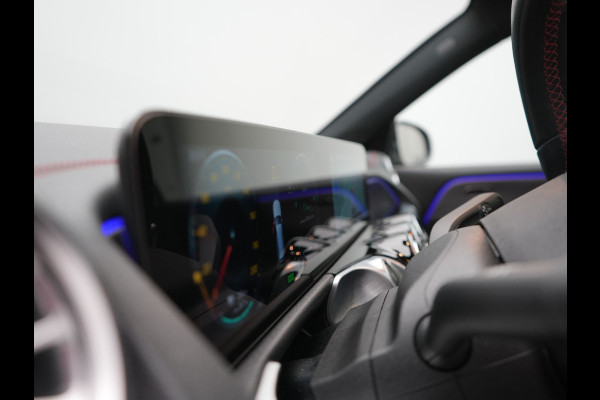 Mercedes-Benz EQB 350 4MATIC AMG Line 70 kWh 293pk Dealer O.H | Panodak | Camera | Alcantara Sportstoelen Verwarmd | Cruise Control | Apple Carplay | Virtual | Navigatie | DAB | 18"L.M |
