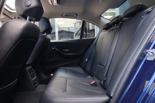 BMW 3 Serie 318i High Executive / SCHUIFDAK / LEDER / CARPLAY / STOELVERW
