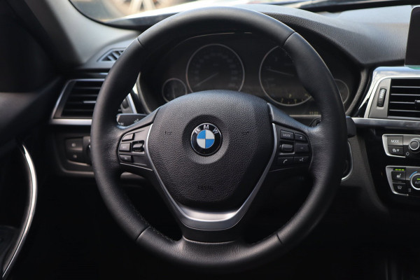 BMW 3 Serie 318i High Executive / SCHUIFDAK / LEDER / CARPLAY / STOELVERW