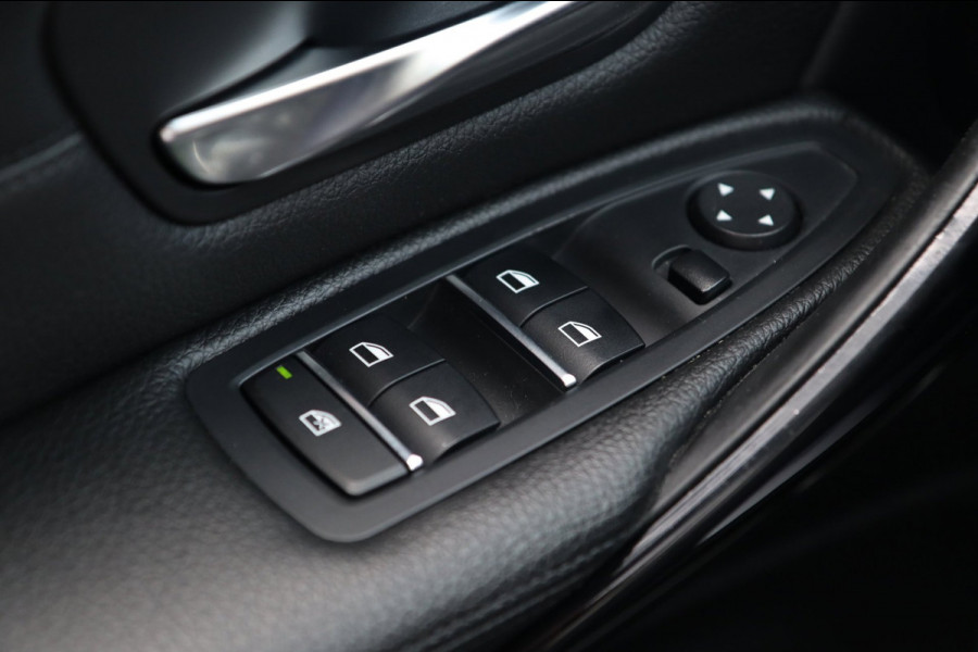 BMW 3 Serie 318i High Executive / SCHUIFDAK / LEDER / CARPLAY / STOELVERW