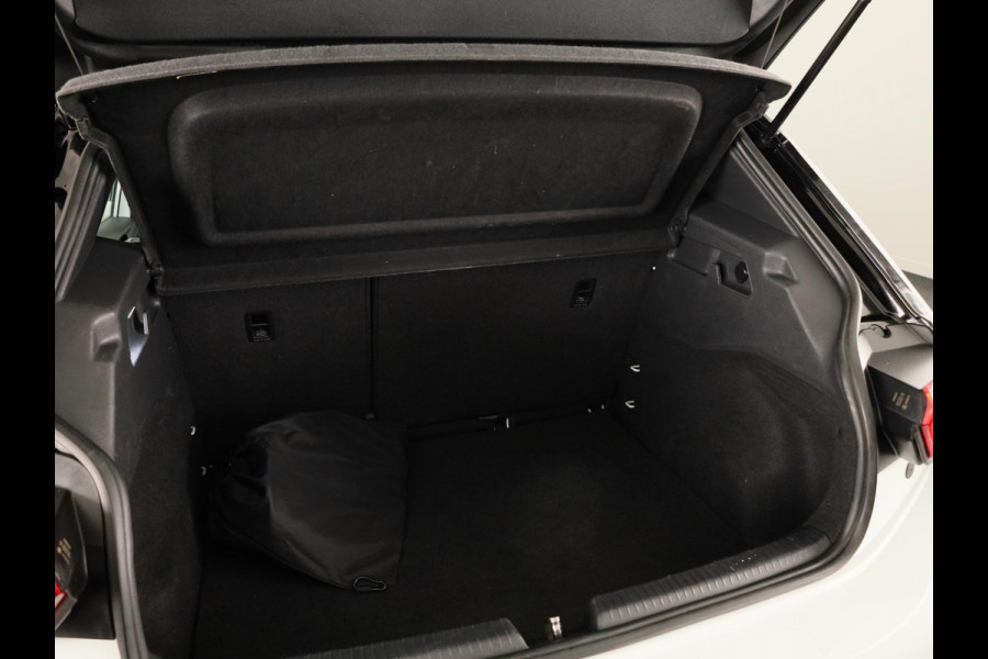 Volkswagen ID.3 First 58 kWh 204 pk | SOH 91,72% | Navigatie | Parkeersensoren | Apple Carplay/Android Auto | Stoel/stuur verwarming | Adaptieve cruise control |