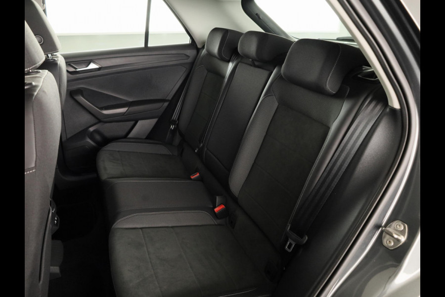 Volkswagen T-Roc 1.5 TSI Style 150 pk Automaat (DSG) | Navigatie via App | Parkeersensoren (Park assist) | Achteruitrijcamera | Autom. airco | Adaptieve cruise control | Stoelverwarming |