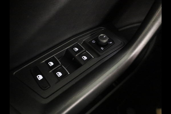 Volkswagen T-Roc 1.5 TSI Style 150 pk Automaat (DSG) | Navigatie via App | Parkeersensoren (Park assist) | Achteruitrijcamera | Autom. airco | Adaptieve cruise control | Stoelverwarming |