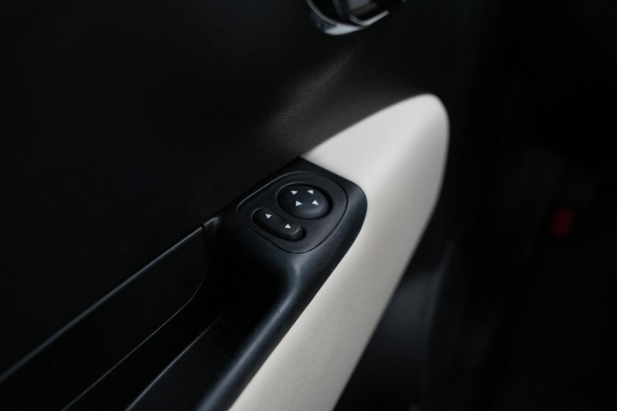 Fiat 500 0.9 TwinAir Turbo Collezione Panoramadak Airco Cruise Uconnect 16”LM Two Tone