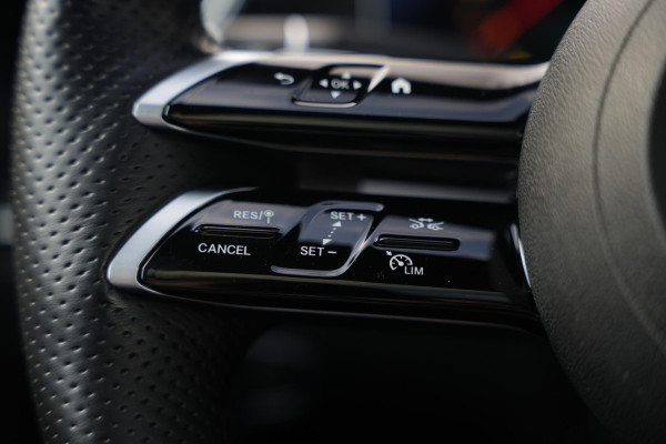 Mercedes-Benz E-Klasse 300 e AMG Line AMG Panoramadak Adapt. Cruise Facelift 18”LM E63 Look