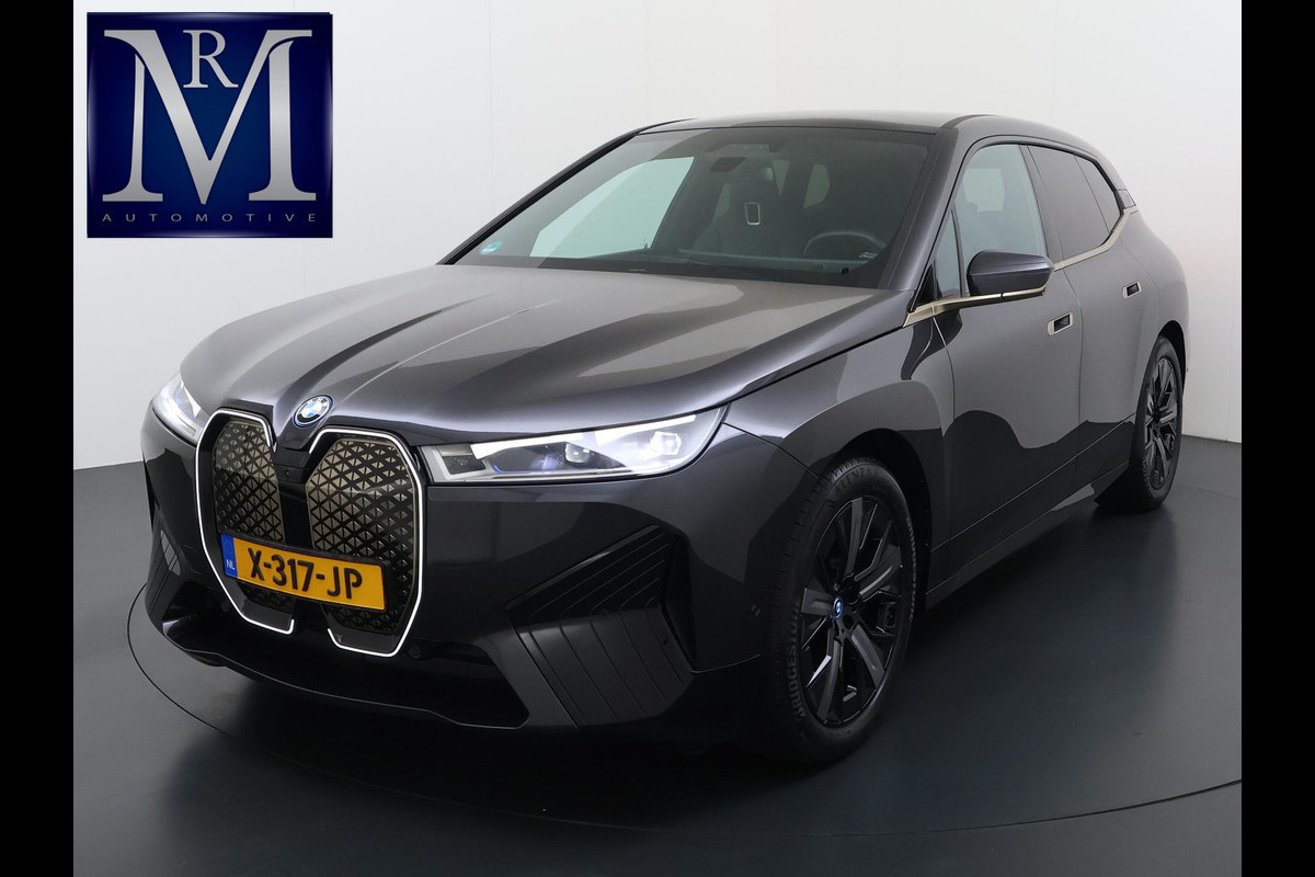 BMW iX xDrive40 Business Edition Plus 77 kWh SOH 100% | DRIVING ASSISTENT PROF. | STOEL + STUURVERWARMING EN MASSAGE| ELEKTRISCHE TREKHAAK| SKYLOUNGE | LASER|