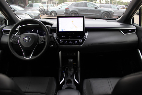 Toyota Corolla Cross 2.0 High Power Hybrid First Edition / 23.304 KM! / Camera / Half leder / CarPlay / Keyless / 18'' / Sfeerverlichting / Stoelverwarming / Dodehoek / DAB / ACC