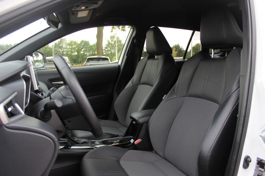 Toyota Corolla Cross 2.0 High Power Hybrid First Edition / 23.304 KM! / Camera / Half leder / CarPlay / Keyless / 18'' / Sfeerverlichting / Stoelverwarming / Dodehoek / DAB / ACC