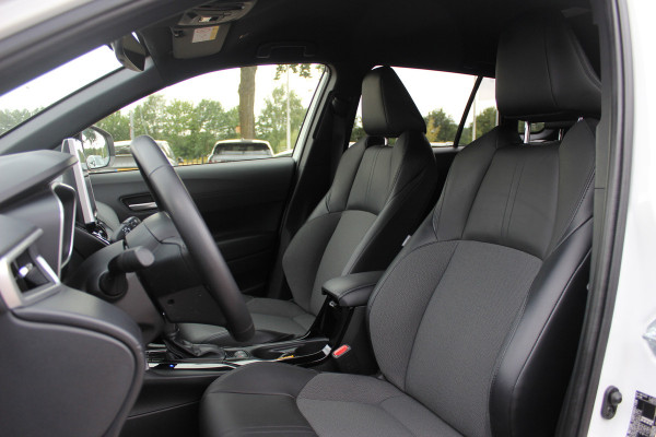 Toyota Corolla Cross 2.0 High Power Hybrid First Edition / 23.304 KM! / Camera / Half leder / CarPlay / Keyless / 18'' / Sfeerverlichting / Stoelverwarming / Dodehoek / DAB / ACC