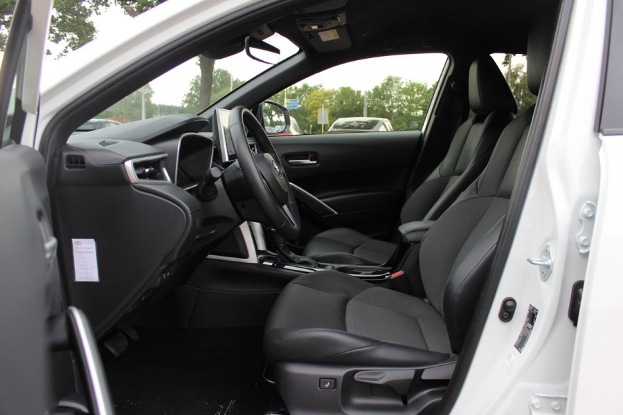 Toyota Corolla Cross 2.0 High Power Hybrid First Edition / 23.304 KM! / Camera / Half leder / CarPlay / Keyless / 18'' / Sfeerverlichting / Stoelverwarming / Dodehoek / DAB / ACC