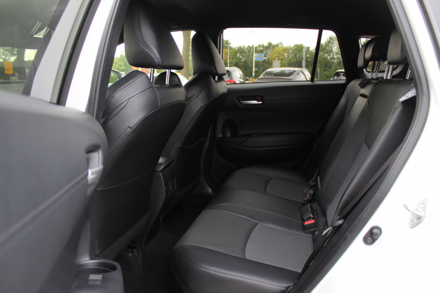 Toyota Corolla Cross 2.0 High Power Hybrid First Edition / 23.304 KM! / Camera / Half leder / CarPlay / Keyless / 18'' / Sfeerverlichting / Stoelverwarming / Dodehoek / DAB / ACC