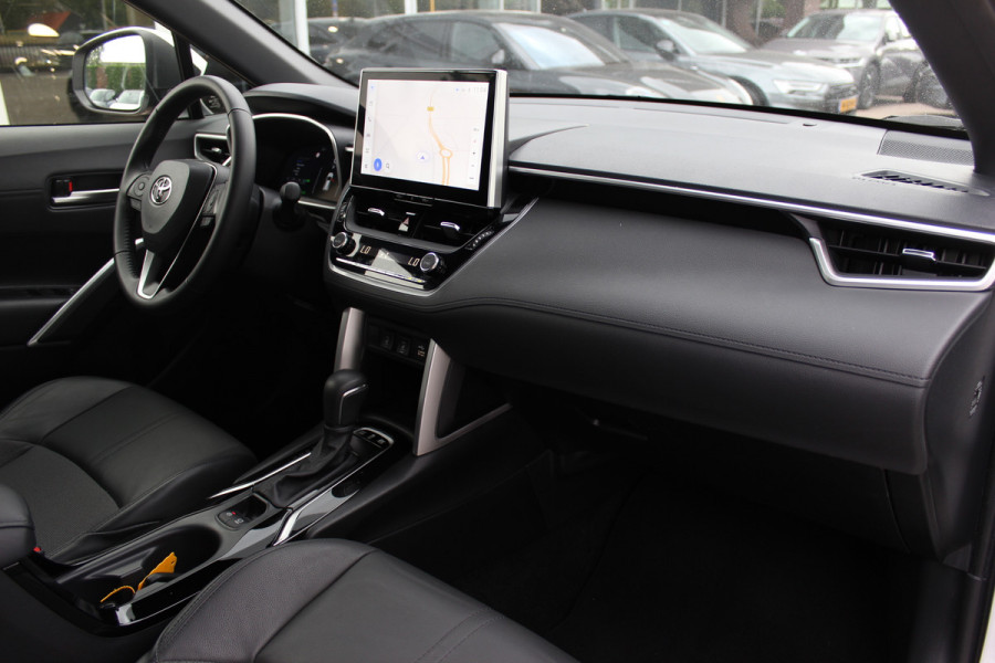 Toyota Corolla Cross 2.0 High Power Hybrid First Edition / 23.304 KM! / Camera / Half leder / CarPlay / Keyless / 18'' / Sfeerverlichting / Stoelverwarming / Dodehoek / DAB / ACC