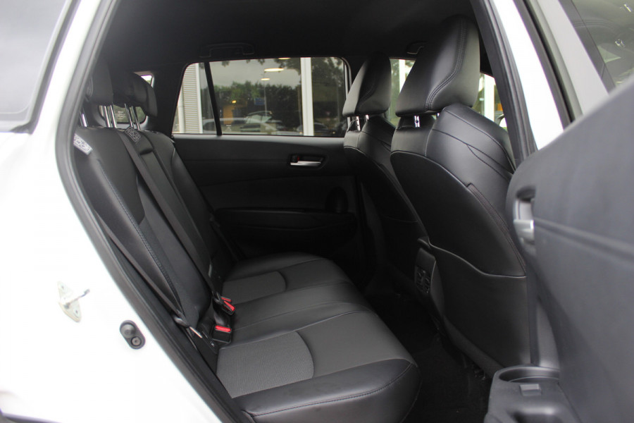 Toyota Corolla Cross 2.0 High Power Hybrid First Edition / 23.304 KM! / Camera / Half leder / CarPlay / Keyless / 18'' / Sfeerverlichting / Stoelverwarming / Dodehoek / DAB / ACC