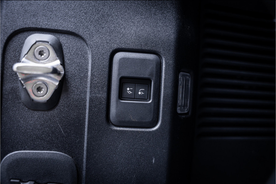 Land Rover Defender 130 3.0 P400 130 X-Dynamic SE 8-p ** Panodak ** Trekhaak ** Meridian ** Treeplanken ** URBAN ** Memory ** 23 inch ** Ventilatie
