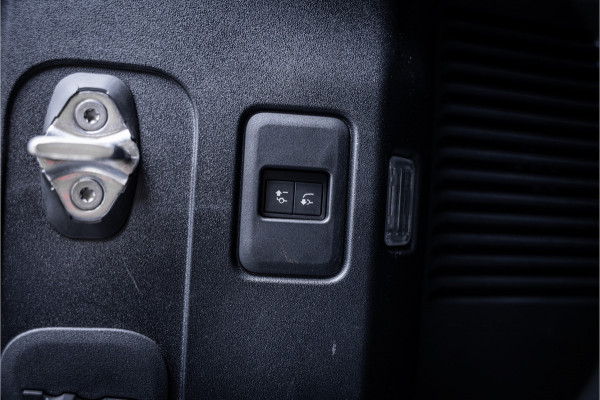 Land Rover Defender 130 3.0 P400 130 X-Dynamic SE 8-p ** Panodak ** Trekhaak ** Meridian ** Treeplanken ** URBAN ** Memory ** 23 inch ** Ventilatie