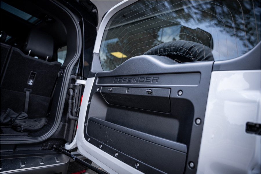 Land Rover Defender 130 3.0 P400 130 X-Dynamic SE 8-p ** Panodak ** Trekhaak ** Meridian ** Treeplanken ** URBAN ** Memory ** 23 inch ** Ventilatie