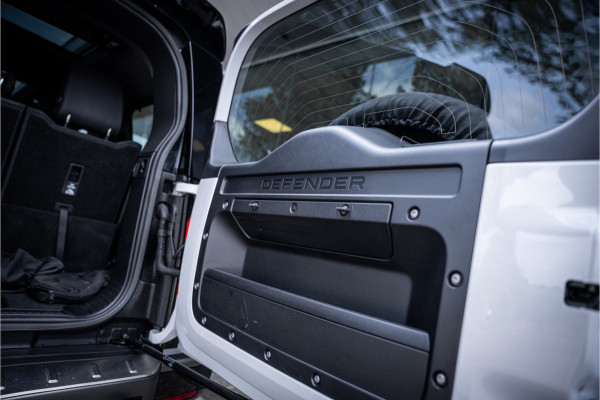 Land Rover Defender 130 3.0 P400 130 X-Dynamic SE 8-p ** Panodak ** Trekhaak ** Meridian ** Treeplanken ** URBAN ** Memory ** 23 inch ** Ventilatie