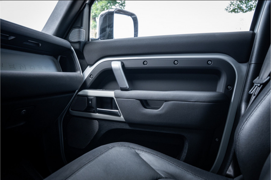 Land Rover Defender 130 3.0 P400 130 X-Dynamic SE 8-p ** Panodak ** Trekhaak ** Meridian ** Treeplanken ** URBAN ** Memory ** 23 inch ** Ventilatie