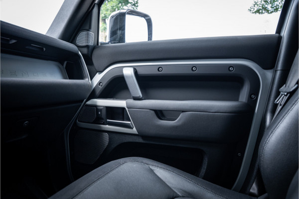 Land Rover Defender 130 3.0 P400 130 X-Dynamic SE 8-p ** Panodak ** Trekhaak ** Meridian ** Treeplanken ** URBAN ** Memory ** 23 inch ** Ventilatie