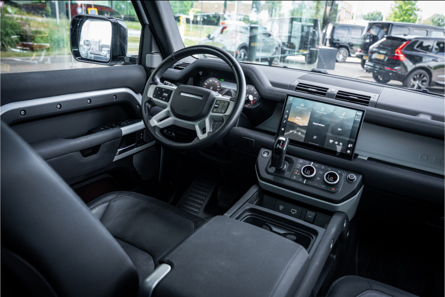 Land Rover Defender 130 3.0 P400 130 X-Dynamic SE 8-p ** Panodak ** Trekhaak ** Meridian ** Treeplanken ** URBAN ** Memory ** 23 inch ** Ventilatie