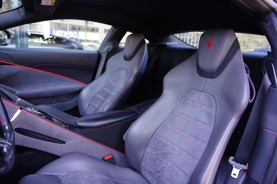 Ferrari Roma 3.9 V8 HELE / Passenger Display / Carbon / Apple Carplay