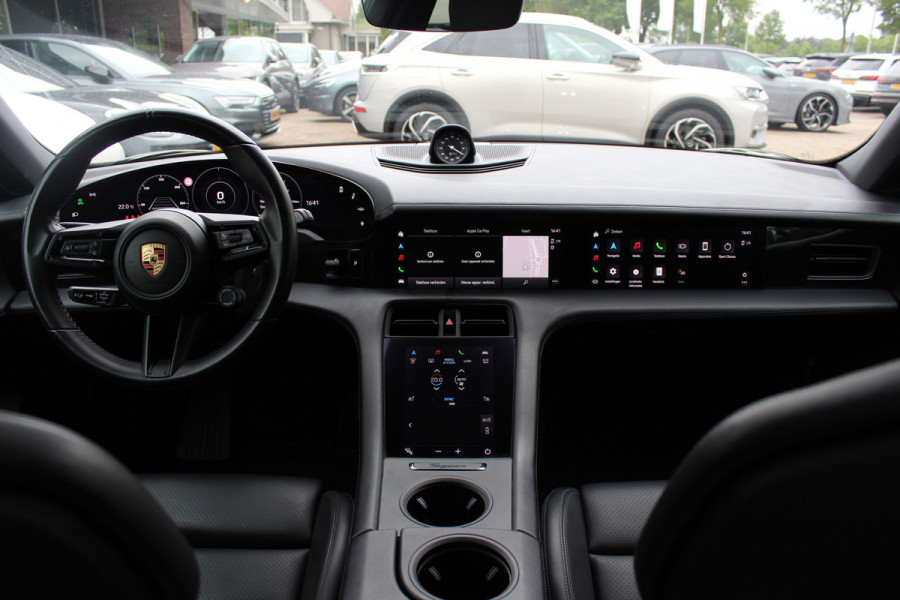Porsche Taycan Sport Turismo 93 kWh / SoH 92,5% / Panoramadak / Camera / Passenger Display / Adaptieve Stoelen / Luchtvering / 21'' / Keyless / Sportchrono / CarPlay / Stoel+Stuurverwarming / Dodehoek / DAB / ACC / Warmtepomp