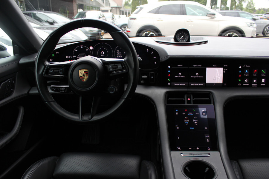 Porsche Taycan Sport Turismo 93 kWh / SoH 92,5% / Panoramadak / Camera / Passenger Display / Adaptieve Stoelen / Luchtvering / 21'' / Keyless / Sportchrono / CarPlay / Stoel+Stuurverwarming / Dodehoek / DAB / ACC / Warmtepomp