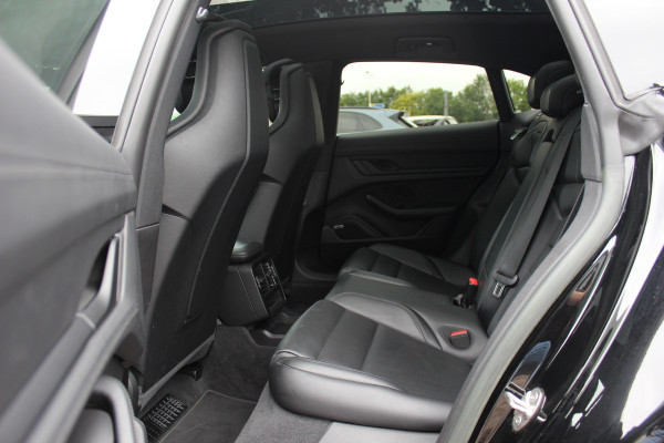 Porsche Taycan Sport Turismo 93 kWh / SoH 92,5% / Panoramadak / Camera / Passenger Display / Adaptieve Stoelen / Luchtvering / 21'' / Keyless / Sportchrono / CarPlay / Stoel+Stuurverwarming / Dodehoek / DAB / ACC / Warmtepomp