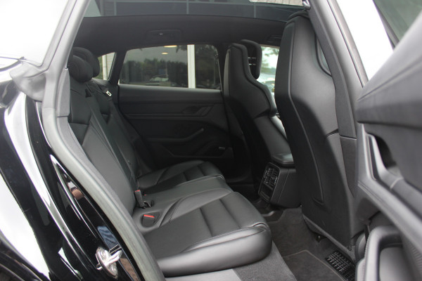 Porsche Taycan Sport Turismo 93 kWh / SoH 92,5% / Panoramadak / Camera / Passenger Display / Adaptieve Stoelen / Luchtvering / 21'' / Keyless / Sportchrono / CarPlay / Stoel+Stuurverwarming / Dodehoek / DAB / ACC / Warmtepomp