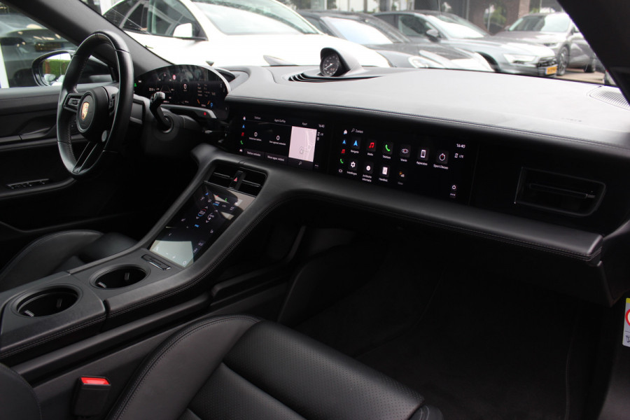 Porsche Taycan Sport Turismo 93 kWh / SoH 92,5% / Panoramadak / Camera / Passenger Display / Adaptieve Stoelen / Luchtvering / 21'' / Keyless / Sportchrono / CarPlay / Stoel+Stuurverwarming / Dodehoek / DAB / ACC / Warmtepomp