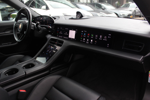 Porsche Taycan Sport Turismo 93 kWh / SoH 92,5% / Panoramadak / Camera / Passenger Display / Adaptieve Stoelen / Luchtvering / 21'' / Keyless / Sportchrono / CarPlay / Stoel+Stuurverwarming / Dodehoek / DAB / ACC / Warmtepomp