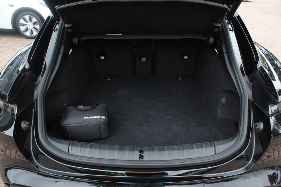 Porsche Taycan Sport Turismo 93 kWh / SoH 92,5% / Panoramadak / Camera / Passenger Display / Adaptieve Stoelen / Luchtvering / 21'' / Keyless / Sportchrono / CarPlay / Stoel+Stuurverwarming / Dodehoek / DAB / ACC / Warmtepomp
