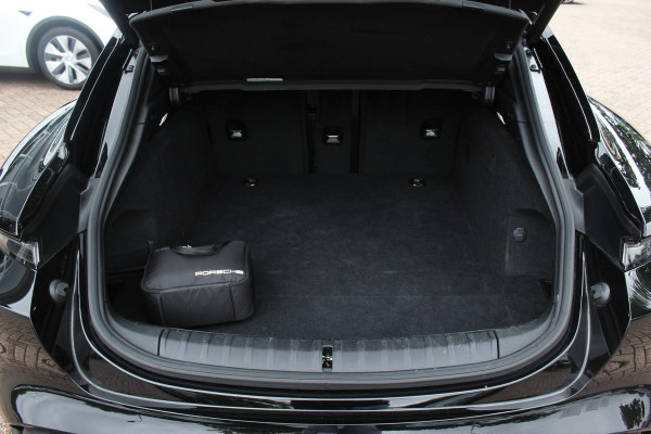 Porsche Taycan Sport Turismo 93 kWh / SoH 92,5% / Panoramadak / Camera / Passenger Display / Adaptieve Stoelen / Luchtvering / 21'' / Keyless / Sportchrono / CarPlay / Stoel+Stuurverwarming / Dodehoek / DAB / ACC / Warmtepomp