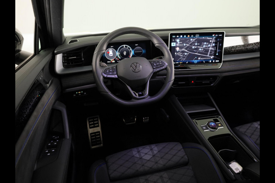 Volkswagen Tayron 1.5 eHybrid R-Line Edition 272 pk Automaat (DSG) | Verlengde garantie | Navigatie | Panoramadak | Trekhaak (wegklapbaar) | Parkeersensoren (Park assist) | Rondomzicht camera | Black Style pakket | R-Line |