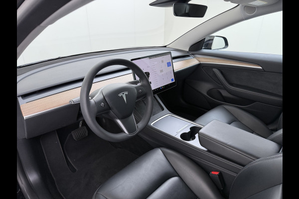 Tesla Model 3 Standard RWD Plus 60kWh Warmtepomp LFP-Accu SOH 93% AMD Ryzen™ ­Stuur+Stoelverwarming Navi Camera's Leder Adap.Cruise Elek.Achte Premium Luidsprekers Lmv 19" Led Panoramadak Google Maps® Elek.Stoelen+Memory 1e Eigenaar Origineel Nederlandse Auto