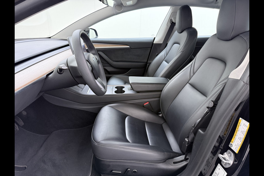 Tesla Model 3 Standard RWD Plus 60kWh Warmtepomp LFP-Accu SOH 93% AMD Ryzen™ ­Stuur+Stoelverwarming Navi Camera's Leder Adap.Cruise Elek.Achte Premium Luidsprekers Lmv 19" Led Panoramadak Google Maps® Elek.Stoelen+Memory 1e Eigenaar Origineel Nederlandse Auto