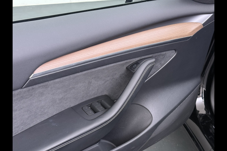 Tesla Model 3 Standard RWD Plus 60kWh Warmtepomp LFP-Accu SOH 93% AMD Ryzen™ ­Stuur+Stoelverwarming Navi Camera's Leder Adap.Cruise Elek.Achte Premium Luidsprekers Lmv 19" Led Panoramadak Google Maps® Elek.Stoelen+Memory 1e Eigenaar Origineel Nederlandse Auto