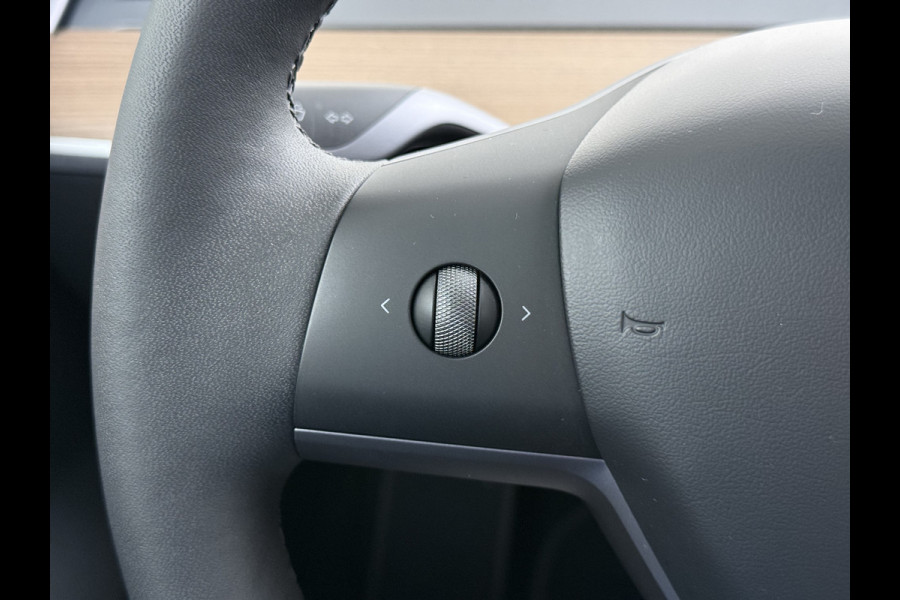 Tesla Model 3 Standard RWD Plus 60kWh Warmtepomp LFP-Accu SOH 93% AMD Ryzen™ ­Stuur+Stoelverwarming Navi Camera's Leder Adap.Cruise Elek.Achte Premium Luidsprekers Lmv 19" Led Panoramadak Google Maps® Elek.Stoelen+Memory 1e Eigenaar Origineel Nederlandse Auto