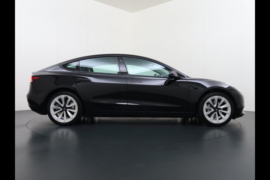 Tesla Model 3 Standard RWD Plus 60kWh Warmtepomp LFP-Accu SOH 93% AMD Ryzen™ ­Stuur+Stoelverwarming Navi Camera's Leder Adap.Cruise Elek.Achte Premium Luidsprekers Lmv 19" Led Panoramadak Google Maps® Elek.Stoelen+Memory 1e Eigenaar Origineel Nederlandse Auto
